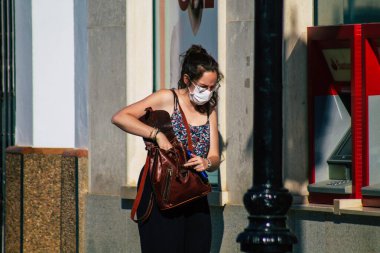 Carmona İspanya 18 Temmuz 2021 Carmona sokaklarında yürüyen yayalar Coronavirus salgını sırasında İspanya 'yı vuruyor, sokakta maske takmak zorunlu değil.