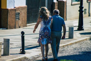 Carmona İspanya 18 Temmuz 2021 Carmona sokaklarında yürüyen yayalar Coronavirus salgını sırasında İspanya 'yı vuruyor, sokakta maske takmak zorunlu değil.