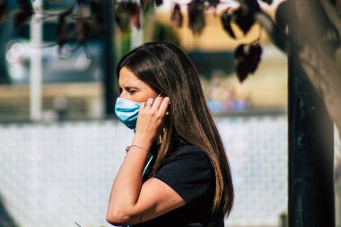 Carmona İspanya 18 Temmuz 2021 Carmona sokaklarında yürüyen yayalar Coronavirus salgını sırasında İspanya 'yı vuruyor, sokakta maske takmak zorunlu değil.