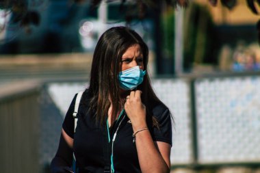 Carmona İspanya 18 Temmuz 2021 Carmona sokaklarında yürüyen yayalar Coronavirus salgını sırasında İspanya 'yı vuruyor, sokakta maske takmak zorunlu değil.