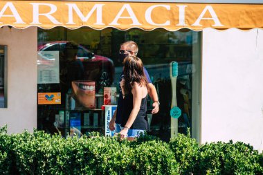 Carmona İspanya 18 Temmuz 2021 Carmona sokaklarında yürüyen yayalar Coronavirus salgını sırasında İspanya 'yı vuruyor, sokakta maske takmak zorunlu değil.