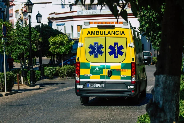 2021年7月18日 西班牙卡莫纳病毒爆发期间 救护车穿过卡莫纳大街 袭击了西班牙 — 图库照片