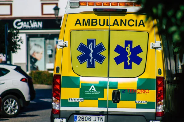2021年7月18日 西班牙卡莫纳病毒爆发期间 救护车穿过卡莫纳大街 袭击了西班牙 — 图库照片