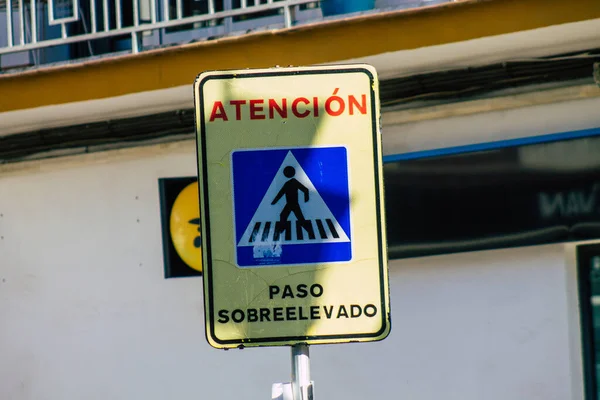 2021年7月18日 西班牙卡莫纳大街标志或路标 竖立在路旁或路标之上 为卡莫纳市中心地区的道路使用者提供信息 — 图库照片