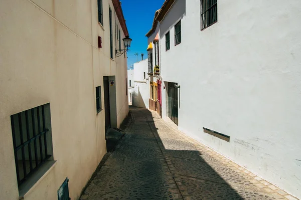 2021年7月18日 西班牙卡尔莫纳镇狭窄的街道被称为 明亮的欧洲之星 这是一个典型的狭窄而曲折的阿拉伯布局 — 图库照片