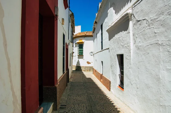 2021年7月18日 西班牙卡尔莫纳镇狭窄的街道被称为 明亮的欧洲之星 这是一个典型的狭窄而曲折的阿拉伯布局 — 图库照片