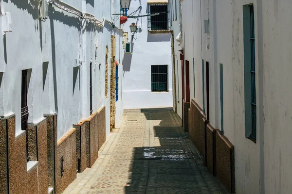 カルモナスペイン2021年7月18日ヨーロッパの明るい星と呼ばれるカルモナの町の狭い通り 町は典型的な狭くて蛇行するアラビア語のレイアウトを示しています — ストック写真