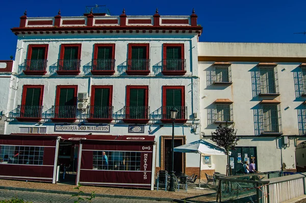 2021年7月18日 西班牙卡尔莫纳市一家名为 明亮的欧洲之星 的老房子的正面 这个城镇呈现出典型的狭窄而曲折的阿拉伯语布局 — 图库照片