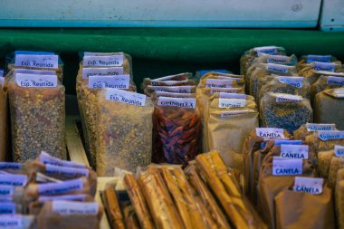 Carmona İspanya 19 Temmuz 2021 Coronavirus salgını sırasında İspanya 'da yerel pazarda satılan çeşitli kuru meyveler maske takmak zorunludur.