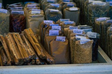 Carmona İspanya 19 Temmuz 2021 Coronavirus salgını sırasında İspanya 'da yerel pazarda satılan çeşitli kuru meyveler maske takmak zorunludur.