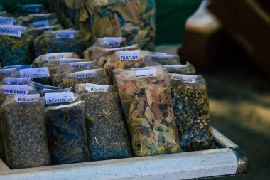 Carmona İspanya 19 Temmuz 2021 Coronavirus salgını sırasında İspanya 'da yerel pazarda satılan çeşitli kuru meyveler maske takmak zorunludur.