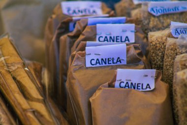 Carmona İspanya 19 Temmuz 2021 Coronavirus salgını sırasında İspanya 'da yerel pazarda satılan çeşitli kuru meyveler maske takmak zorunludur.