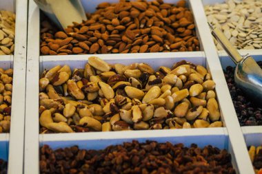 Carmona İspanya 19 Temmuz 2021 Coronavirus salgını sırasında İspanya 'da yerel pazarda satılan çeşitli kuru meyveler maske takmak zorunludur.