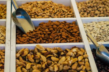 Carmona İspanya 19 Temmuz 2021 Coronavirus salgını sırasında İspanya 'da yerel pazarda satılan çeşitli kuru meyveler maske takmak zorunludur.