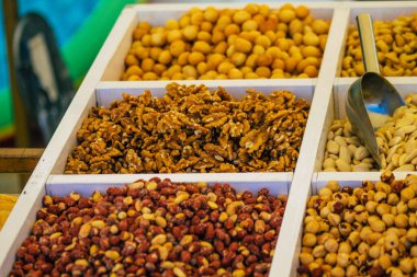 Carmona İspanya 19 Temmuz 2021 Coronavirus salgını sırasında İspanya 'da yerel pazarda satılan çeşitli kuru meyveler maske takmak zorunludur.