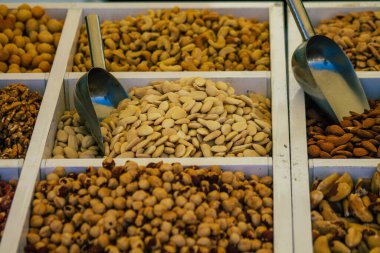 Carmona İspanya 19 Temmuz 2021 Coronavirus salgını sırasında İspanya 'da yerel pazarda satılan çeşitli kuru meyveler maske takmak zorunludur.