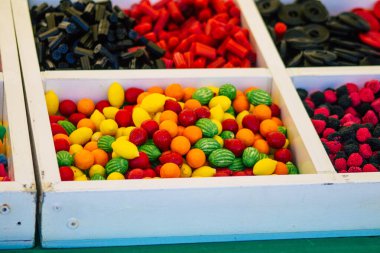 Carmona İspanya 19 Temmuz 2021 Coronavirus salgını sırasında şehir merkezindeki markette satılan çeşitli tatlı şekerler İspanya 'yı vururken maske takmak zorunludur.