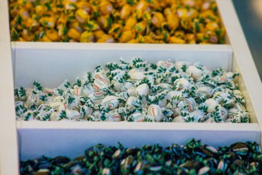 Carmona İspanya 19 Temmuz 2021 Coronavirus salgını sırasında şehir merkezindeki markette satılan çeşitli tatlı şekerler İspanya 'yı vururken maske takmak zorunludur.