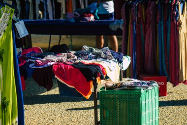 Carmona İspanya 19 Temmuz 2021 Coronavirus salgını sırasında İspanya 'da yerel pazarda satılan çeşitli yaz kıyafetleri, maske takmak zorunludur.