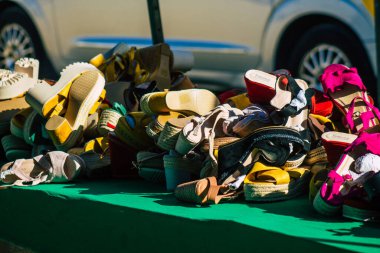 Carmona İspanya 19 Temmuz 2021 Coronavirus salgını sırasında İspanya 'da yerel pazarda satılan çeşitli yaz kıyafetleri, maske takmak zorunludur.