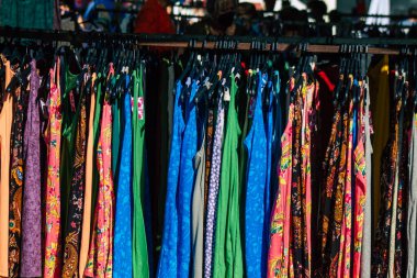 Carmona İspanya 19 Temmuz 2021 Coronavirus salgını sırasında İspanya 'da yerel pazarda satılan çeşitli yaz kıyafetleri, maske takmak zorunludur.