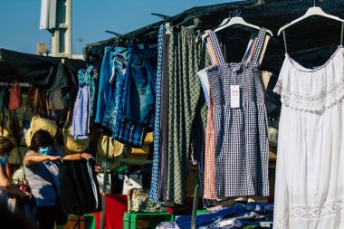 Carmona İspanya 19 Temmuz 2021 Coronavirus salgını sırasında İspanya 'da yerel pazarda satılan çeşitli yaz kıyafetleri, maske takmak zorunludur.