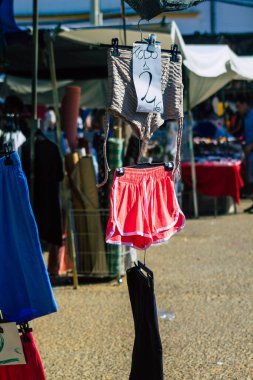 Carmona İspanya 19 Temmuz 2021 Coronavirus salgını sırasında İspanya 'da yerel pazarda satılan çeşitli yaz kıyafetleri, maske takmak zorunludur.