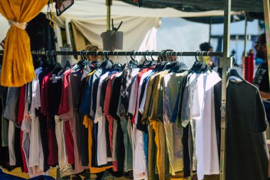 Carmona İspanya 19 Temmuz 2021 Coronavirus salgını sırasında İspanya 'da yerel pazarda satılan çeşitli yaz kıyafetleri, maske takmak zorunludur.