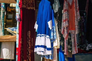 Carmona İspanya 19 Temmuz 2021 Coronavirus salgını sırasında İspanya 'da yerel pazarda satılan çeşitli yaz kıyafetleri, maske takmak zorunludur.