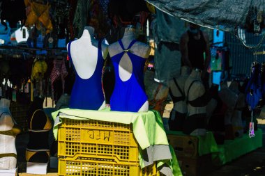 Carmona İspanya 19 Temmuz 2021 Coronavirus salgını sırasında İspanya 'da yerel pazarda satılan çeşitli yaz kıyafetleri, maske takmak zorunludur.