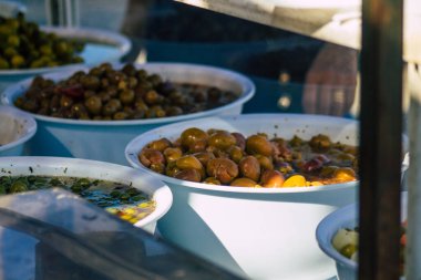 Carmona İspanya 19 Temmuz 2021 Coronavirus salgını sırasında İspanya 'da yerel pazarda satılan çeşitli zeytinler maske takmak zorunludur.