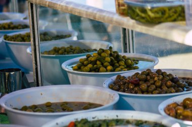 Carmona İspanya 19 Temmuz 2021 Coronavirus salgını sırasında İspanya 'da yerel pazarda satılan çeşitli zeytinler maske takmak zorunludur.