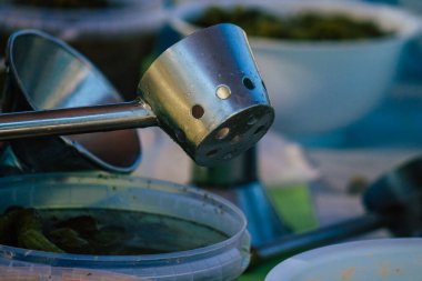 Carmona İspanya 19 Temmuz 2021 Coronavirus salgını sırasında İspanya 'da yerel pazarda satılan çeşitli zeytinler maske takmak zorunludur.