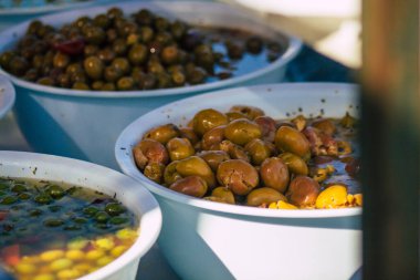 Carmona İspanya 19 Temmuz 2021 Coronavirus salgını sırasında İspanya 'da yerel pazarda satılan çeşitli zeytinler maske takmak zorunludur.