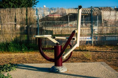 Carmona İspanya 19 Temmuz 2021 Coronavirus salgını sırasında Carmona sokaklarında bulunan kamuya açık spor ekipmanları İspanya 'yı vururken maske takmak zorunlu değildir.