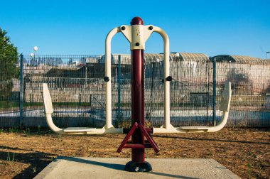 Carmona İspanya 19 Temmuz 2021 Coronavirus salgını sırasında Carmona sokaklarında bulunan kamuya açık spor ekipmanları İspanya 'yı vururken maske takmak zorunlu değildir.