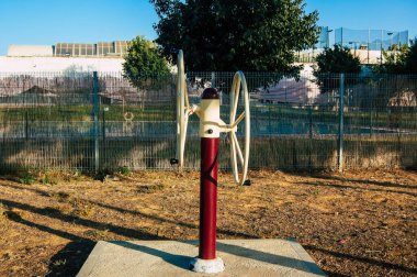 Carmona İspanya 19 Temmuz 2021 Coronavirus salgını sırasında Carmona sokaklarında bulunan kamuya açık spor ekipmanları İspanya 'yı vururken maske takmak zorunlu değildir.