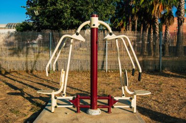 Carmona İspanya 19 Temmuz 2021 Coronavirus salgını sırasında Carmona sokaklarında bulunan kamuya açık spor ekipmanları İspanya 'yı vururken maske takmak zorunlu değildir.