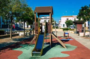 Carmona İspanya 19 Temmuz 2021 'de eski Carmona kentinde Avrupa' nın Parlak Yıldızı olarak adlandırılan oyun parkında şehir tipik bir dar ve dolambaçlı Arap yerleşimi sergiliyor.