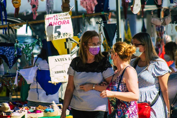 Carmonaスペイン2021年7月19日スペインに上陸したコロナウイルス発生中にダウンタウンの地元市場で顔マスクショッピングをしているスペイン人はマスクを着用することが義務付けられています — ストック写真
