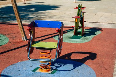 Carmona İspanya 19 Temmuz 2021 'de eski Carmona kentinde Avrupa' nın Parlak Yıldızı olarak adlandırılan oyun parkında şehir tipik bir dar ve dolambaçlı Arap yerleşimi sergiliyor.