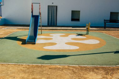 Carmona İspanya 19 Temmuz 2021 'de eski Carmona kentinde Avrupa' nın Parlak Yıldızı olarak adlandırılan oyun parkında şehir tipik bir dar ve dolambaçlı Arap yerleşimi sergiliyor.