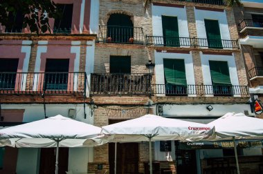 Carmona İspanya 18 Temmuz 2021 Carmona 'da Avrupa' nın Parlak Yıldızı olarak adlandırılan caddelerdeki eski ev cephesinde şehir tipik bir dar ve dolambaçlı Arap yerleşimi sergiliyor.