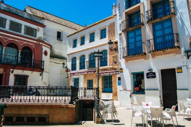 Carmona İspanya 18 Temmuz 2021 Carmona 'da Avrupa' nın Parlak Yıldızı olarak adlandırılan caddelerdeki eski ev cephesinde şehir tipik bir dar ve dolambaçlı Arap yerleşimi sergiliyor.