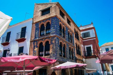 Carmona İspanya 18 Temmuz 2021 Carmona 'da Avrupa' nın Parlak Yıldızı olarak adlandırılan caddelerdeki eski ev cephesinde şehir tipik bir dar ve dolambaçlı Arap yerleşimi sergiliyor.