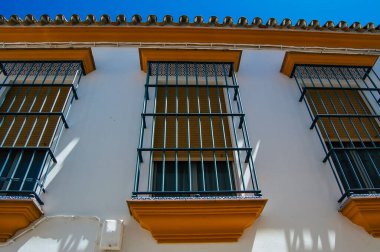 Carmona İspanya 18 Temmuz 2021 Carmona 'da Avrupa' nın Parlak Yıldızı olarak adlandırılan caddelerdeki eski ev cephesinde şehir tipik bir dar ve dolambaçlı Arap yerleşimi sergiliyor.