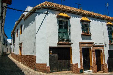 Carmona İspanya 18 Temmuz 2021 Carmona 'da Avrupa' nın Parlak Yıldızı olarak adlandırılan caddelerdeki eski ev cephesinde şehir tipik bir dar ve dolambaçlı Arap yerleşimi sergiliyor.