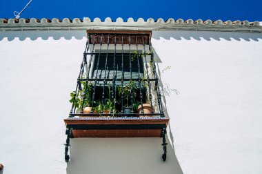 Carmona İspanya 18 Temmuz 2021 Carmona 'da Avrupa' nın Parlak Yıldızı olarak adlandırılan caddelerdeki eski ev cephesinde şehir tipik bir dar ve dolambaçlı Arap yerleşimi sergiliyor.