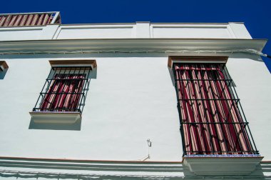 Carmona İspanya 18 Temmuz 2021 Carmona 'da Avrupa' nın Parlak Yıldızı olarak adlandırılan caddelerdeki eski ev cephesinde şehir tipik bir dar ve dolambaçlı Arap yerleşimi sergiliyor.