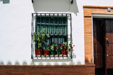 Carmona İspanya 18 Temmuz 2021 Carmona 'da Avrupa' nın Parlak Yıldızı olarak adlandırılan caddelerdeki eski ev cephesinde şehir tipik bir dar ve dolambaçlı Arap yerleşimi sergiliyor.